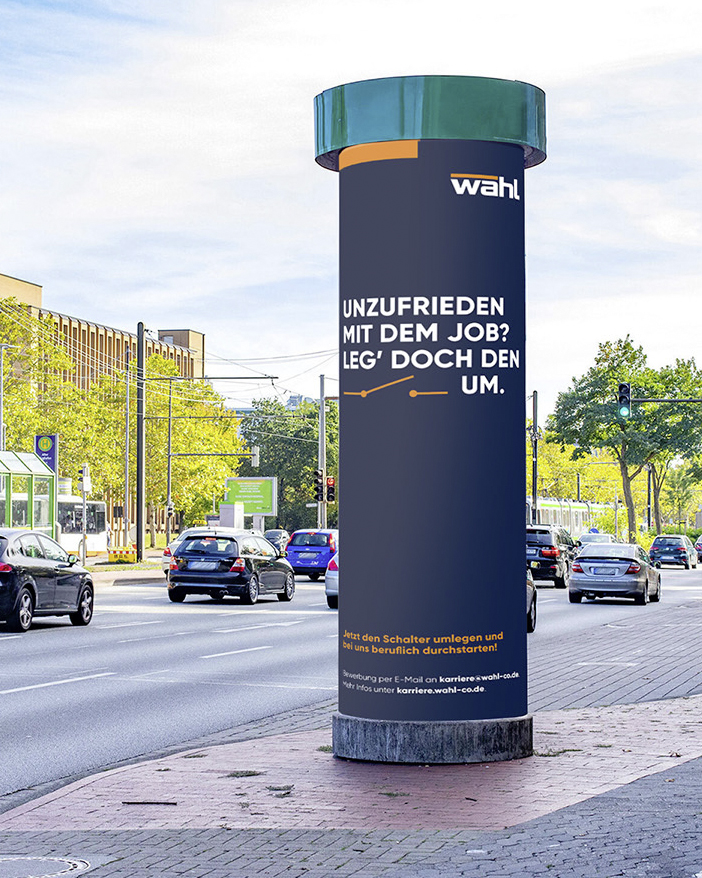 Eine Litfaßsäule im Straßenbild für die WAHL GmbH.