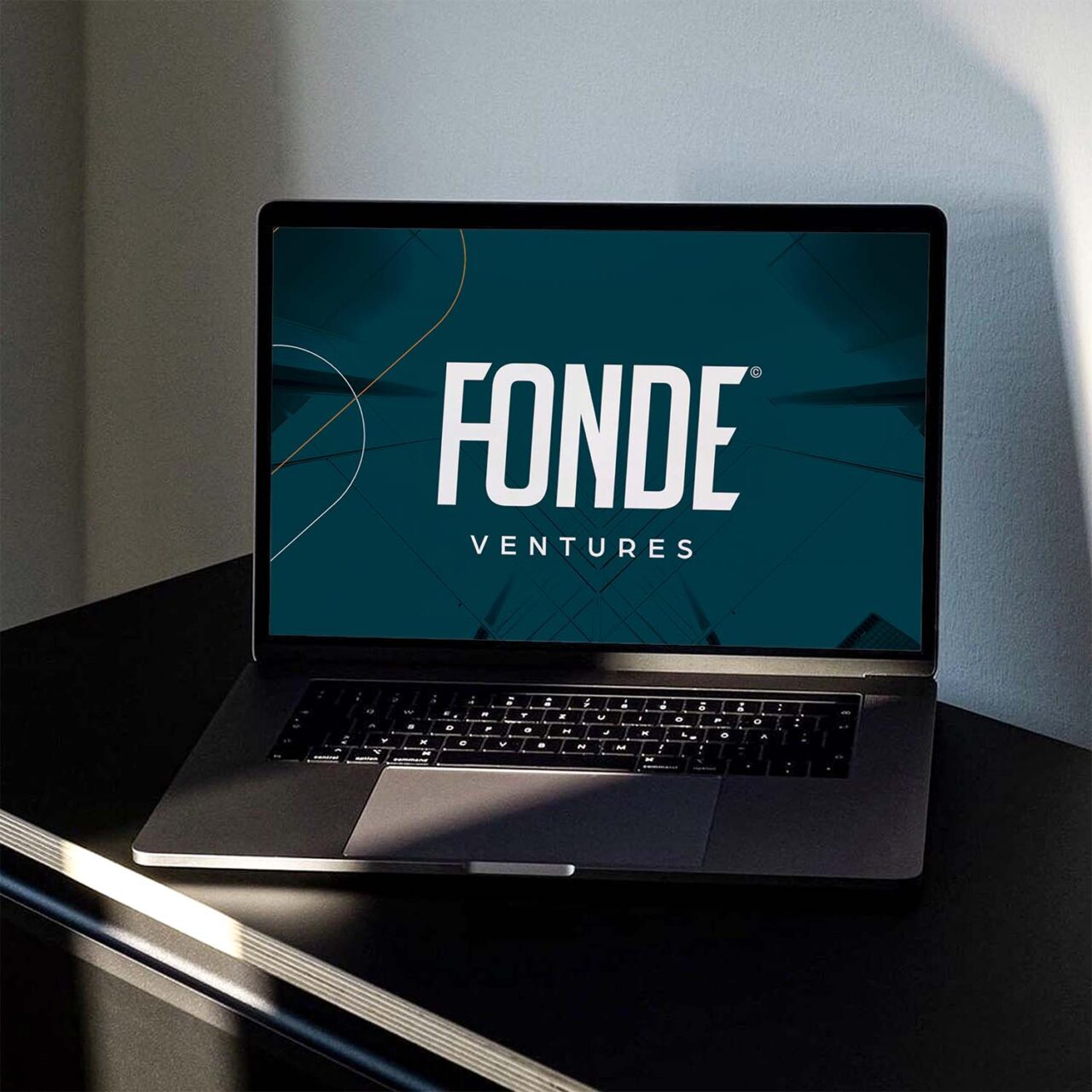 Ein Laptop mit dem FONDE Ventures Logo.